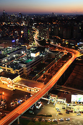 포토 JPG 시설물 건축물 도로 길 야경 자동차 조명 서울 한국 고가 야외 건물 빛 도시풍경 노을 고층빌딩 일몰 차도 도시 고가도로 도심 역 저녁 기차역 서부역 서울역 가교 국내포토 자연요소 건축 아시아 육상교통 교통시설 풍경 빌딩 고속도로 야간 전철역 파일형식 풍경_경치