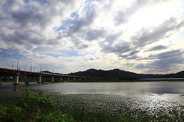 포토 JPG 주간 식물 구름 건축물 자연 하늘 산 한국 풍경 사람없음 야외 강 고요 물가 풀 잡초 강가 경기도 양수리 가교 국내포토 자연요소 건축 아시아 생태계 양평 파일형식