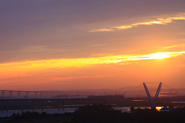 포토 JPG 구름 시설물 건축물 현대건축 건축 바다 자연현상 자연 하늘 한국 풍경 사람없음 야외 햇빛 일출 노을 일몰 도시 인천 가교 선박 국내포토 자연요소 아시아 수상교통 태양 생태계 파일형식