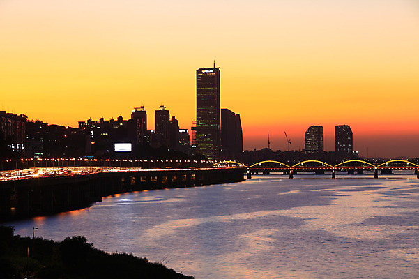 포토 JPG 건축물 도로 길 야경 가로등 아파트 서울 한국 빌딩 사람없음 야외 건물 강 도시풍경 노을 고층빌딩 일몰 차도 도시 저녁 한강 한강대교 가교 국내포토 자연요소 공공시설 건축 아시아 교통시설 주택 풍경 다리_건축물 야간 랜드마크 파일형식 풍경_경치