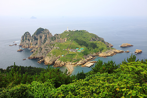 포토 JPG 주간 나무 식물 바다 섬 자연 주택 한국 등대 풍경 해변 사람없음 야외 절벽 안개 돌_바위 바위 숲 경상도 경상남도 바위섬 통영 소매물도 국내포토 자연요소 아시아 날씨 건물 생태계 파일형식