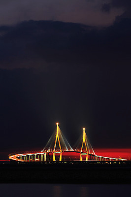 포토 JPG 구름 시설물 건축물 현대건축 건축 바다 야경 하늘 조명 한국 사람없음 야외 빛 도시풍경 노을 어둠 일몰 도시 저녁 인천 인천대교 가교 국내포토 자연요소 아시아 풍경 다리_건축물 야간 파일형식 풍경_경치