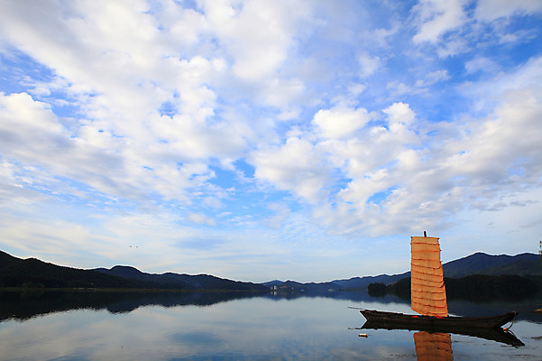 포토 JPG 주간 구름 호수 교통수단 수상교통 자연 하늘 산 한국 물그림자 그림자 풍경 사람없음 야외 강 반사 고요 돛단배 나룻배 경기도 두물머리 양수리 양평 선박 국내포토 자연요소 아시아 교통 배_교통 생태계 파일형식