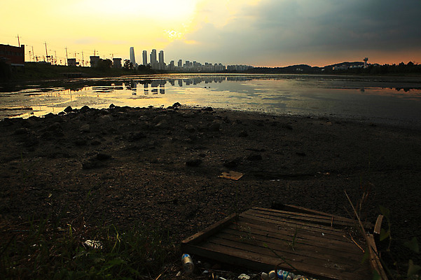 포토 JPG 주간 구름 건축물 실루엣 자연현상 하늘 한국 물그림자 그림자 풍경 빌딩 사람없음 야외 건물 강 도시풍경 반사 노을 고층빌딩 일몰 도시 물가 쓰레기 폐기물 강가 인천 국내포토 자연요소 건축 아시아 자연 촬영기법 파일형식
