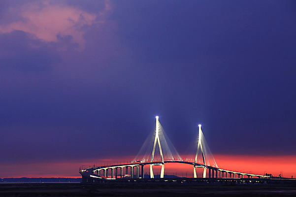 포토 JPG 구름 시설물 건축물 현대건축 건축 바다 야경 자연현상 하늘 조명 한국 사람없음 야외 빛 도시풍경 일출 노을 어둠 일몰 도시 저녁 인천 인천대교 가교 국내포토 자연요소 아시아 자연 풍경 다리_건축물 야간 파일형식 풍경_경치