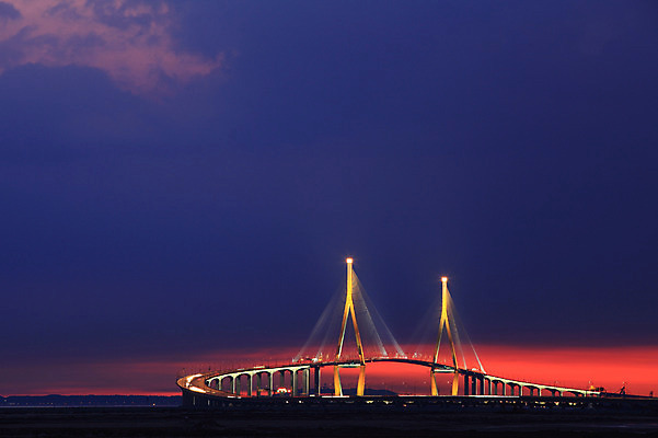 포토 JPG 구름 시설물 건축물 현대건축 건축 바다 야경 자연현상 하늘 조명 한국 사람없음 야외 빛 도시풍경 일출 노을 어둠 일몰 도시 저녁 인천 인천대교 가교 국내포토 자연요소 아시아 자연 풍경 다리_건축물 야간 파일형식 풍경_경치
