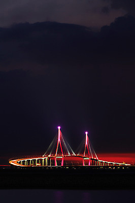 포토 JPG 구름 시설물 건축물 현대건축 건축 바다 야경 하늘 조명 한국 사람없음 야외 빛 도시풍경 노을 어둠 일몰 도시 저녁 인천 인천대교 가교 국내포토 자연요소 아시아 풍경 다리_건축물 야간 파일형식 풍경_경치