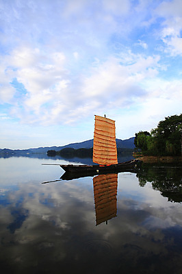 포토 JPG 주간 나무 식물 구름 호수 교통수단 수상교통 자연 하늘 산 한국 물그림자 그림자 풍경 사람없음 야외 강 반사 고요 돛단배 나룻배 경기도 두물머리 양수리 양평 선박 국내포토 자연요소 아시아 교통 배_교통 생태계 파일형식