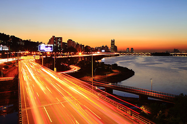 포토 JPG 건축물 도로 길 야경 가로등 조명 아파트 서울 한국 빌딩 사람없음 야외 건물 빛 강 도시풍경 노을 고층빌딩 일몰 원근감 차도 도시 저녁 한강 전광판 88올림픽도로 가교 국내포토 자연요소 공공시설 건축 아시아 뷰포인트 교통시설 주택 풍경 고속도로 야간 랜드마크 파일형식 풍경_경치