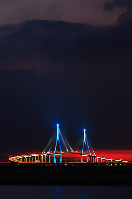 포토 JPG 구름 시설물 건축물 현대건축 건축 바다 야경 하늘 조명 한국 사람없음 야외 빛 도시풍경 노을 어둠 일몰 도시 저녁 인천 인천대교 가교 국내포토 자연요소 아시아 풍경 다리_건축물 야간 파일형식 풍경_경치
