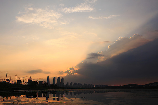 포토 JPG 주간 구름 건축물 실루엣 자연현상 하늘 한국 물그림자 그림자 풍경 빌딩 사람없음 야외 건물 강 도시풍경 반사 노을 고층빌딩 일몰 도시 인천 국내포토 자연요소 건축 아시아 자연 촬영기법 파일형식
