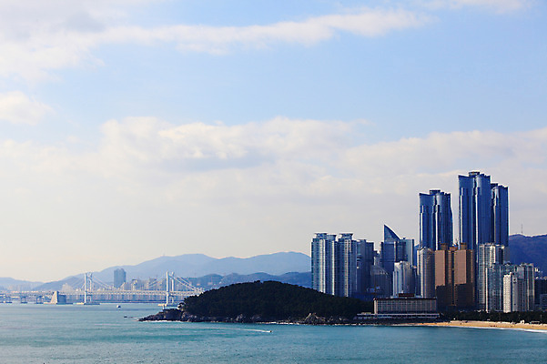 포토 JPG 주간 구름 시설물 건축물 바다 하늘 산 한국 풍경 빌딩 해변 야외 건물 도시풍경 고층빌딩 도시 해안도시 부산 광안대교 동백섬 해운대 가교 국내포토 자연요소 건축 아시아 섬 다리_건축물 파일형식