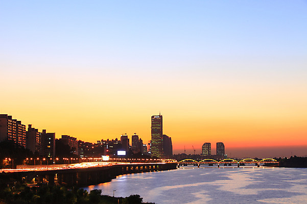 포토 JPG 건축물 도로 길 야경 가로등 아파트 서울 한국 빌딩 사람없음 야외 건물 강 도시풍경 노을 고층빌딩 일몰 차도 도시 저녁 한강 한강대교 가교 국내포토 자연요소 공공시설 건축 아시아 교통시설 주택 풍경 다리_건축물 야간 랜드마크 파일형식 풍경_경치