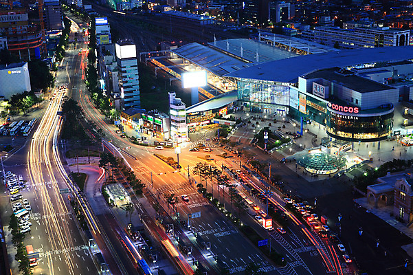 포토 JPG 건축물 도로 길 야경 자동차 조명 서울 한국 빌딩 야외 건물 빛 도시풍경 고층빌딩 어둠 차도 도시 도심 역 저녁 기차역 서울역 국내포토 건축 아시아 육상교통 교통시설 풍경 야간 전철역 파일형식 풍경_경치
