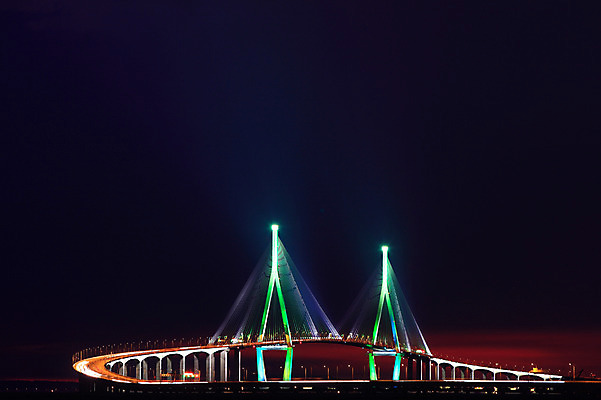 포토 JPG 구름 시설물 건축물 현대건축 건축 바다 야경 하늘 조명 한국 사람없음 야외 빛 도시풍경 노을 어둠 일몰 도시 저녁 인천 인천대교 가교 국내포토 자연요소 아시아 풍경 다리_건축물 야간 파일형식 풍경_경치