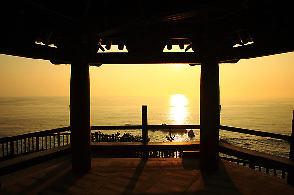 포토 JPG 나무 식물 한국전통 건축물 건축 실루엣 종교 바다 고건축 불교 종교건축 자연현상 자연 종교시설 그림자 풍경 해변 사람없음 야외 건물 태양 일출 일몰 사찰 정자 강원도 낙산사 양양군 국내포토 자연요소 전통 한국 촬영기법 노을 시설 생태계 양양 파일형식