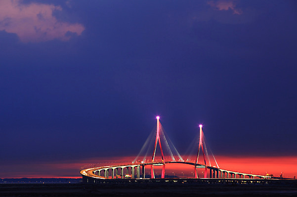 포토 JPG 구름 시설물 건축물 현대건축 건축 바다 야경 자연현상 하늘 조명 한국 사람없음 야외 빛 도시풍경 일출 노을 어둠 일몰 도시 저녁 인천 인천대교 가교 국내포토 자연요소 아시아 자연 풍경 다리_건축물 야간 파일형식 풍경_경치