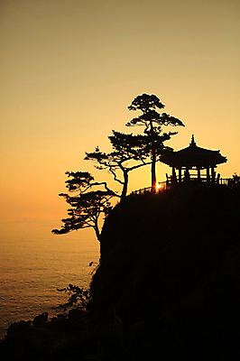포토 JPG 나무 식물 한국전통 건축물 건축 실루엣 종교 바다 고건축 불교 종교건축 자연현상 자연 종교시설 풍경 해변 사람없음 야외 건물 태양 일출 일몰 절벽 사찰 정자 강원도 낙산사 양양군 국내포토 자연요소 전통 한국 촬영기법 노을 시설 생태계 양양 파일형식