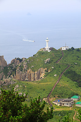 포토 JPG 주간 나무 식물 바다 섬 자연 주택 한국 등대 풍경 해변 사람없음 야외 울타리 계단 절벽 안개 돌_바위 바위 경상도 경상남도 바위섬 통영 소매물도 선박 국내포토 자연요소 아시아 수상교통 날씨 건물 담장 생태계 파일형식