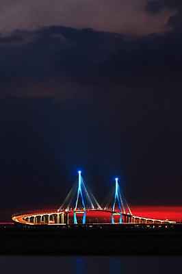 포토 JPG 구름 시설물 건축물 현대건축 건축 바다 야경 하늘 조명 한국 사람없음 야외 빛 도시풍경 노을 어둠 일몰 도시 저녁 인천 인천대교 가교 국내포토 자연요소 아시아 풍경 다리_건축물 야간 파일형식 풍경_경치