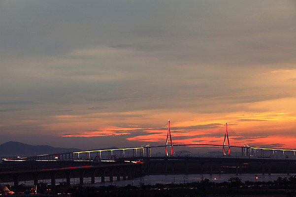포토 JPG 구름 시설물 건축물 현대건축 건축 바다 야경 자연현상 하늘 조명 한국 사람없음 야외 빛 도시풍경 일출 노을 어둠 일몰 도시 저녁 인천 인천대교 가교 국내포토 자연요소 아시아 자연 풍경 다리_건축물 야간 파일형식 풍경_경치