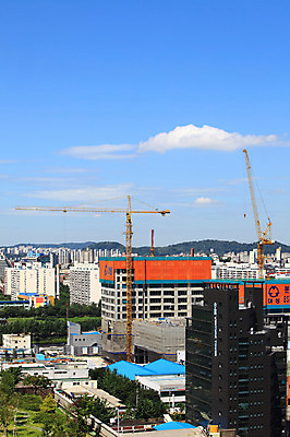 포토 JPG 주간 구름 건축물 건축 하늘 산 서울 한국 풍경 빌딩 사람없음 야외 건물 도시풍경 맑음 고층빌딩 도시 도심 기중기 타워크레인 가산동 국내포토 자연요소 아시아 날씨 중장비 파일형식
