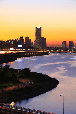 포토 JPG 건축물 도로 길 야경 가로등 조명 아파트 서울 한국 빌딩 사람없음 야외 건물 빛 강 도시풍경 노을 고층빌딩 일몰 차도 도시 저녁 한강 한강대교 가교 국내포토 자연요소 공공시설 건축 아시아 교통시설 주택 풍경 다리_건축물 야간 랜드마크 파일형식 풍경_경치