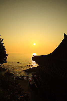 포토 JPG 나무 식물 한국전통 건축물 건축 실루엣 종교 바다 고건축 불교 종교건축 자연현상 자연 종교시설 풍경 해변 사람없음 야외 건물 햇빛 태양 일출 일몰 사찰 강원도 낙산사 양양군 국내포토 자연요소 전통 한국 촬영기법 노을 시설 생태계 양양 파일형식