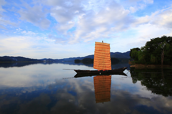 포토 JPG 주간 나무 식물 구름 호수 교통수단 수상교통 자연 하늘 산 한국 물그림자 그림자 풍경 사람없음 야외 강 반사 고요 돛단배 나룻배 경기도 두물머리 양수리 양평 선박 국내포토 자연요소 아시아 교통 배_교통 생태계 파일형식
