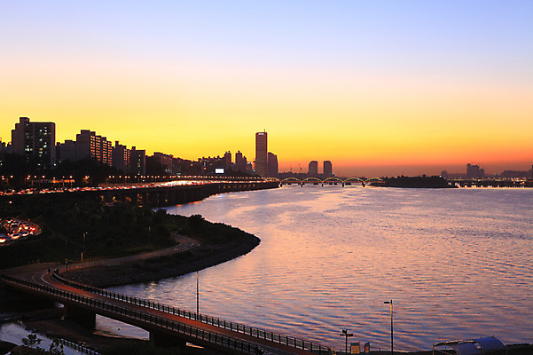 포토 JPG 건축물 도로 길 야경 가로등 아파트 서울 한국 빌딩 사람없음 야외 건물 강 도시풍경 노을 고층빌딩 일몰 차도 도시 저녁 한강 한강대교 가교 국내포토 자연요소 공공시설 건축 아시아 교통시설 주택 풍경 다리_건축물 야간 랜드마크 파일형식 풍경_경치