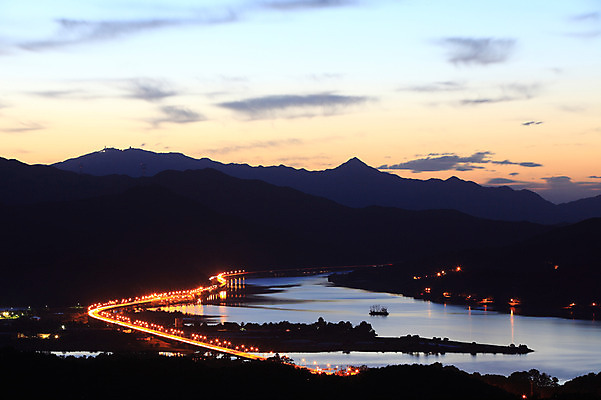포토 JPG 구름 실루엣 야경 자연현상 자연 하늘 조명 산 한국 사람없음 야외 빛 강 일출 노을 어둠 일몰 저녁 경기도 남양주 소화묘원 가교 국내포토 자연요소 건축물 아시아 촬영기법 야간 생태계 파일형식 풍경_경치