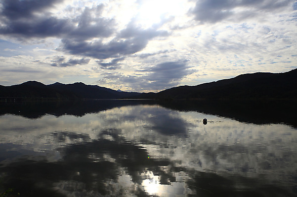 포토 JPG 주간 구름 호수 자연 하늘 산 한국 물그림자 그림자 풍경 사람없음 야외 강 반사 산등성이 경기도 양수리 양평 국내포토 자연요소 아시아 생태계 파일형식