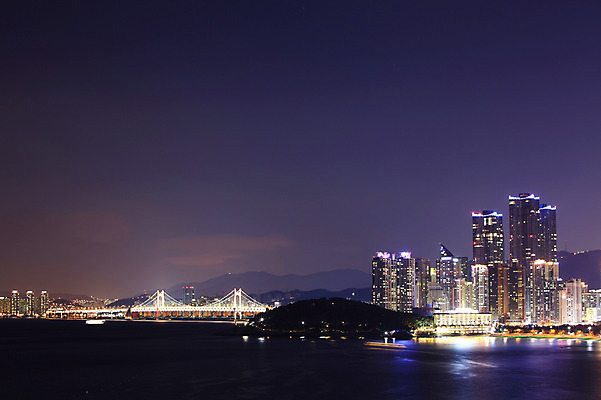 포토 JPG 시설물 건축물 바다 야경 조명 산 한국 빌딩 해변 사람없음 야외 건물 빛 도시풍경 고층빌딩 어둠 도시 저녁 해안도시 부산 광안대교 동백섬 해운대 가교 국내포토 건축 아시아 섬 풍경 다리_건축물 야간 파일형식 풍경_경치