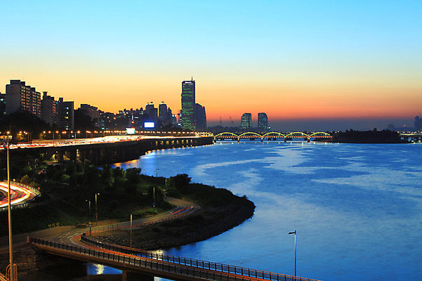 포토 JPG 건축물 도로 길 야경 가로등 조명 아파트 서울 한국 빌딩 사람없음 야외 건물 빛 강 도시풍경 노을 고층빌딩 일몰 차도 도시 저녁 한강 한강대교 가교 국내포토 자연요소 공공시설 건축 아시아 교통시설 주택 풍경 다리_건축물 야간 랜드마크 파일형식 풍경_경치