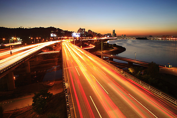 포토 JPG 건축물 도로 길 야경 가로등 조명 아파트 서울 한국 빌딩 사람없음 야외 건물 빛 강 도시풍경 노을 고층빌딩 일몰 원근감 차도 도시 저녁 한강 전광판 88올림픽도로 가교 국내포토 자연요소 공공시설 건축 아시아 뷰포인트 교통시설 주택 풍경 고속도로 야간 랜드마크 파일형식 풍경_경치