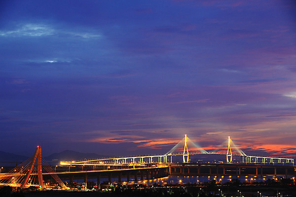 포토 JPG 구름 시설물 건축물 현대건축 건축 바다 야경 자연현상 하늘 조명 한국 사람없음 야외 빛 도시풍경 일출 노을 어둠 일몰 도시 저녁 인천 인천대교 가교 국내포토 자연요소 아시아 자연 풍경 다리_건축물 야간 파일형식 풍경_경치