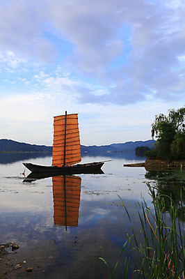 포토 JPG 주간 나무 식물 구름 호수 교통수단 수상교통 자연 하늘 산 한국 물그림자 그림자 풍경 사람없음 야외 강 반사 고요 풀 돛단배 나룻배 경기도 두물머리 양수리 양평 선박 국내포토 자연요소 아시아 교통 배_교통 생태계 파일형식
