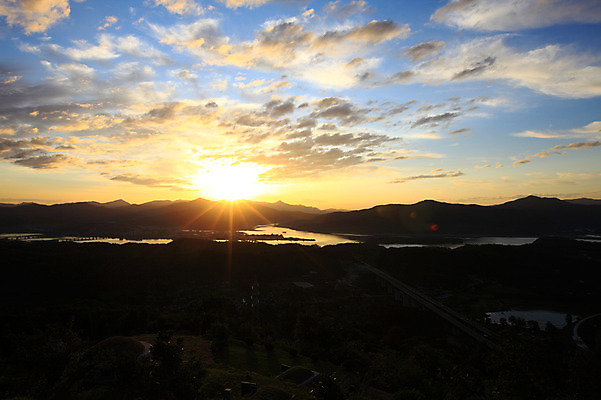 포토 JPG 구름 실루엣 자연 하늘 산 한국 풍경 사람없음 야외 빛 강 햇빛 태양 일출 일몰 무덤 묘 경기도 남양주 묘소 소화묘원 가교 국내포토 자연요소 건축물 아시아 촬영기법 노을 생태계 파일형식