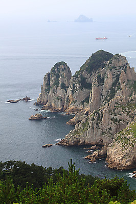 포토 JPG 주간 나무 식물 바다 섬 자연 한국 풍경 해변 사람없음 야외 절벽 안개 돌_바위 바위 경상도 경상남도 바위섬 통영 소매물도 선박 국내포토 자연요소 아시아 수상교통 날씨 생태계 파일형식