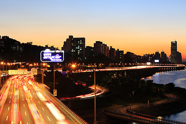 포토 JPG 건축물 도로 길 야경 가로등 조명 아파트 서울 한국 빌딩 사람없음 야외 건물 빛 강 도시풍경 노을 고층빌딩 일몰 차도 도시 저녁 한강 전광판 88올림픽도로 가교 국내포토 자연요소 공공시설 건축 아시아 교통시설 주택 풍경 고속도로 야간 랜드마크 파일형식 풍경_경치