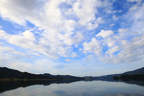 포토 JPG 주간 구름 호수 자연 하늘 산 한국 물그림자 그림자 풍경 사람없음 야외 강 반사 산등성이 경기도 두물머리 양수리 양평 국내포토 자연요소 아시아 생태계 파일형식