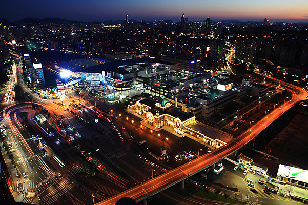 포토 JPG 건축물 도로 길 야경 자동차 조명 서울 한국 빌딩 고가 야외 건물 빛 도시풍경 고층빌딩 어둠 차도 도시 고가도로 도심 역 저녁 기차역 서울역 국내포토 건축 아시아 육상교통 교통시설 풍경 고속도로 야간 전철역 파일형식 풍경_경치