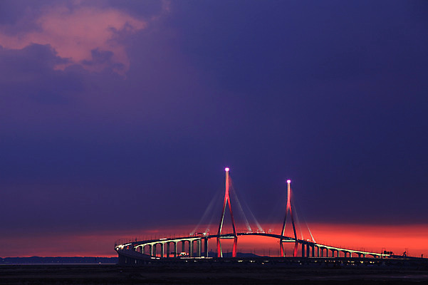 포토 JPG 구름 시설물 건축물 현대건축 건축 바다 야경 자연현상 하늘 조명 한국 사람없음 야외 빛 도시풍경 일출 노을 어둠 일몰 도시 저녁 인천 인천대교 가교 국내포토 자연요소 아시아 자연 풍경 다리_건축물 야간 파일형식 풍경_경치