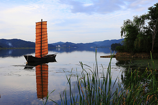 포토 JPG 주간 나무 식물 구름 호수 교통수단 수상교통 자연 하늘 산 한국 물그림자 그림자 풍경 사람없음 야외 강 반사 고요 풀 돛단배 나룻배 경기도 두물머리 양수리 양평 선박 국내포토 자연요소 아시아 교통 배_교통 생태계 파일형식