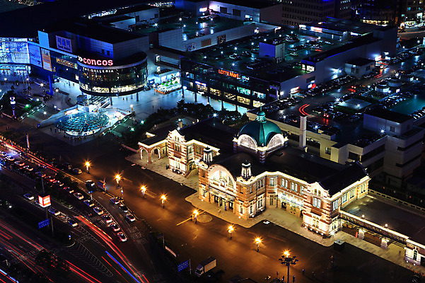 포토 JPG 건축물 도로 길 야경 자동차 조명 서울 한국 빌딩 야외 건물 빛 도시풍경 어둠 차도 도시 도심 역 저녁 기차역 서울역 국내포토 건축 아시아 육상교통 교통시설 풍경 야간 전철역 파일형식 풍경_경치
