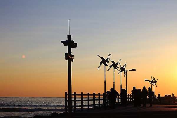 포토 JPG 실루엣 바다 난간 자연현상 자연 하늘 한국 풍경 여러명 해변 야외 울타리 일출 노을 사진촬영 일몰 경상도 사진사 전망대 풍향계 울산 강양항 풍속계 국내포토 자연요소 아시아 다수 촬영기법 사람 담장 항구 촬영 기계 작가 생태계 파일형식