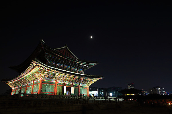 포토 JPG 한국문화 한국전통 전통 건축물 건축 아시아 전통문화 문화 고건축 야경 한국건축 조명 서울 한국 빌딩 사람없음 야외 건물 관광지 빛 동양건축 어둠 궁전 문화재 달 도시 저녁 경복궁 근정전 국내포토 자연요소 동양문화 나라 여행 야간 파일형식 동양 풍경_경치