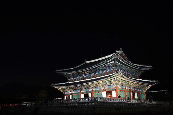 포토 JPG 한국문화 한국전통 전통 건축물 건축 아시아 전통문화 문화 고건축 야경 한국건축 조명 한국 사람 야외 건물 관광지 빛 여행객 동양건축 어둠 궁전 문화재 저녁 경복궁 근정전 국내포토 동양문화 나라 여행 야간 파일형식 동양 풍경_경치