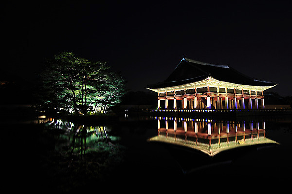 포토 JPG 나무 식물 한국문화 한국전통 전통 건축물 건축 아시아 전통문화 문화 호수 고건축 야경 한국건축 조명 한국 물그림자 그림자 사람없음 야외 건물 관광지 빛 반사 동양건축 어둠 궁전 문화재 연못 저녁 정자 경복궁 경회루 국내포토 동양문화 나라 여행 풍경 밤 야간 파일형식 동양