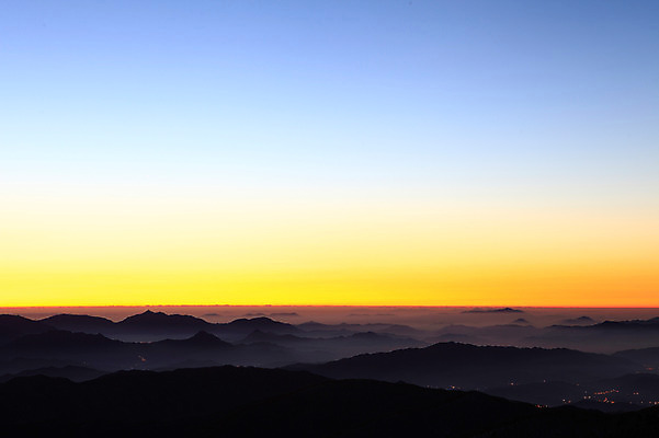 포토 JPG 구름 실루엣 자연현상 자연 하늘 산 한국 풍경 사람없음 야외 일출 노을 일몰 안개 전라북도 전라도 지평선 산등성이 덕유산 운해 무주 운무 국내포토 자연요소 아시아 날씨 촬영기법 생태계 파일형식 구름_자연